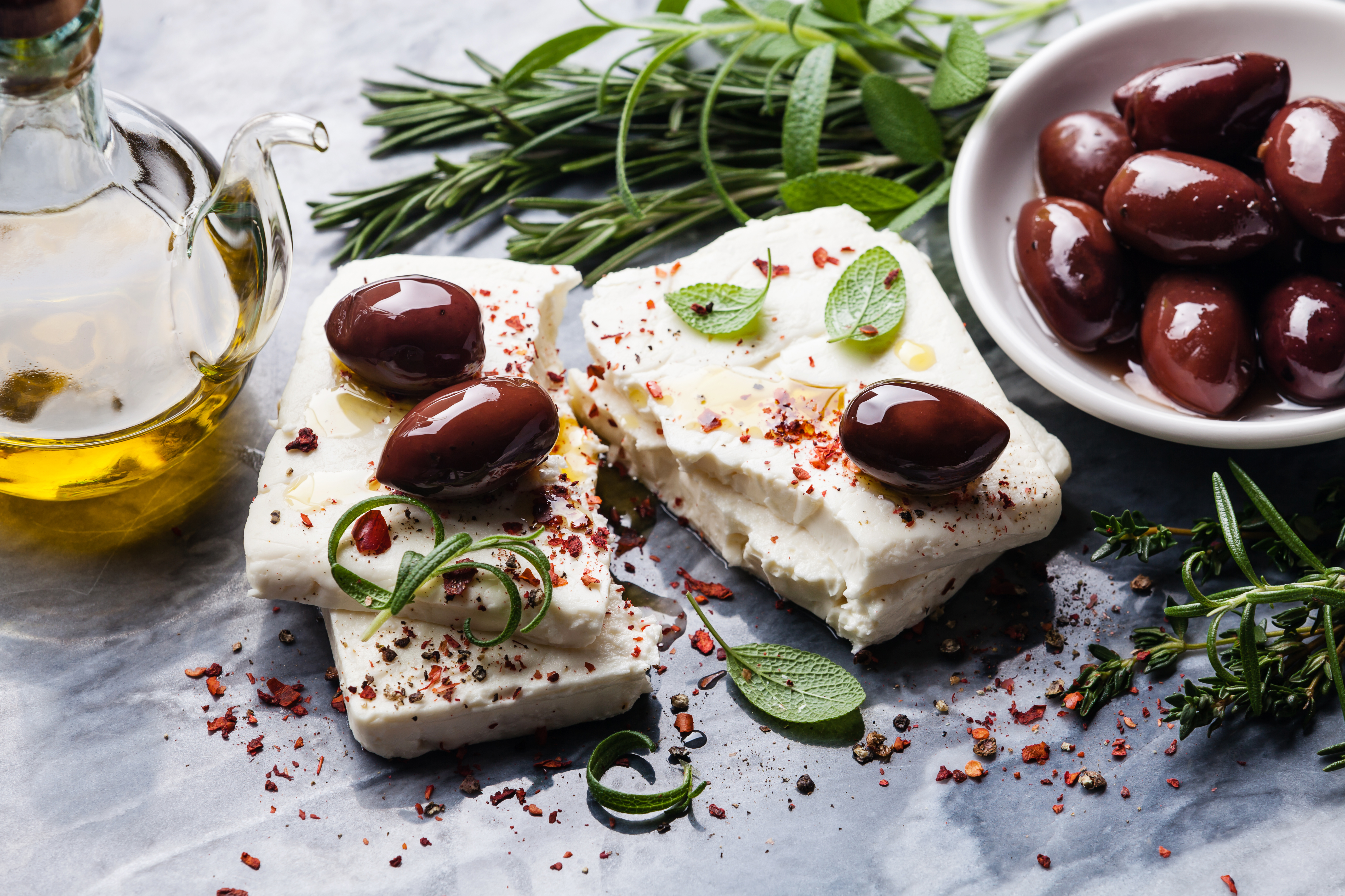 Entrée méditerranéenne — fromages, olives, pain artisanal Montévrain